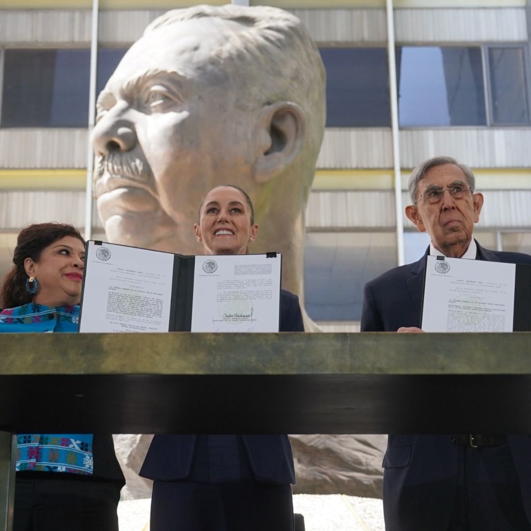 Autoridades posan con el decreto firmado por Claudia Sheinbaum