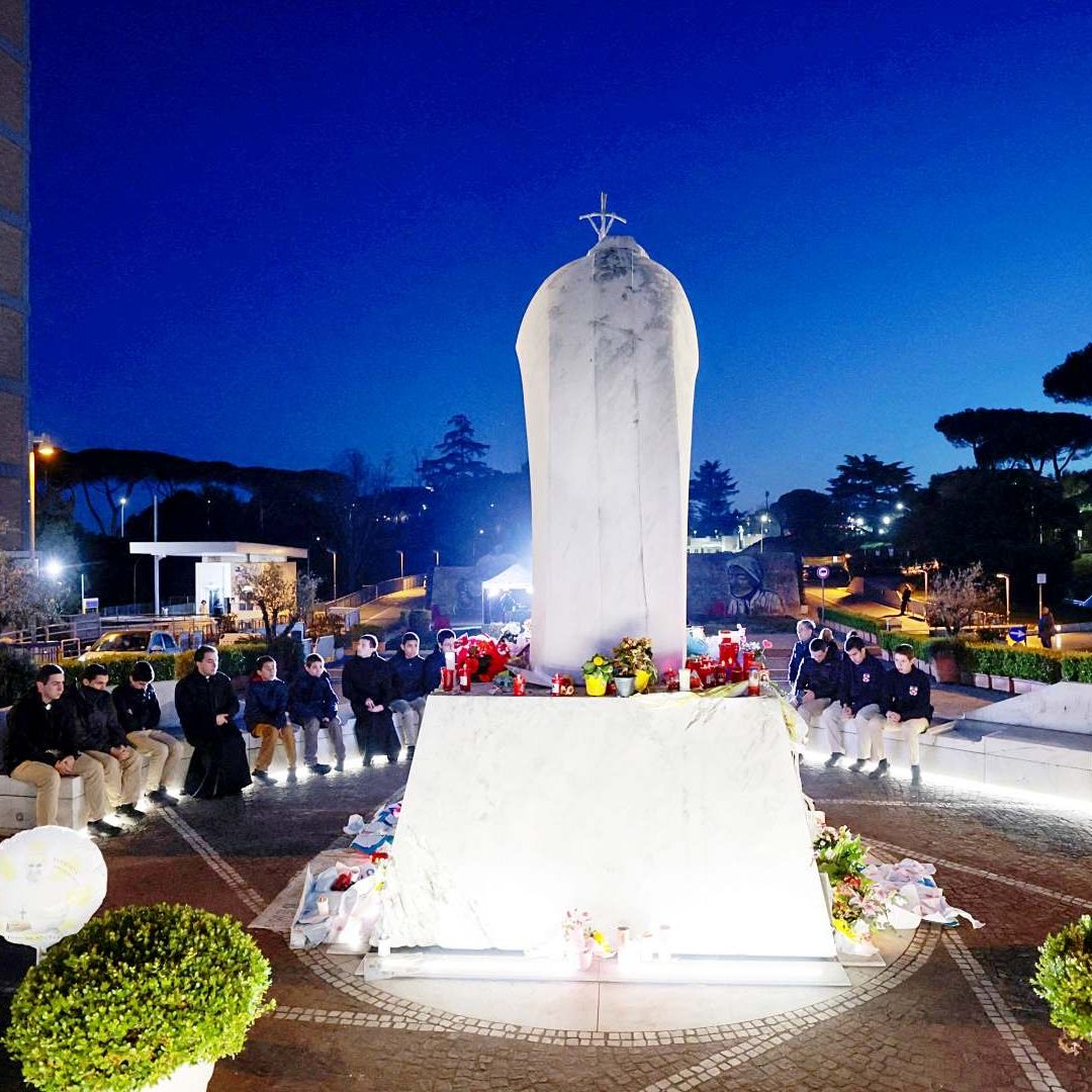Personas rezan en el Hospital Gemelli de Roma, donde está el Papa Francisco