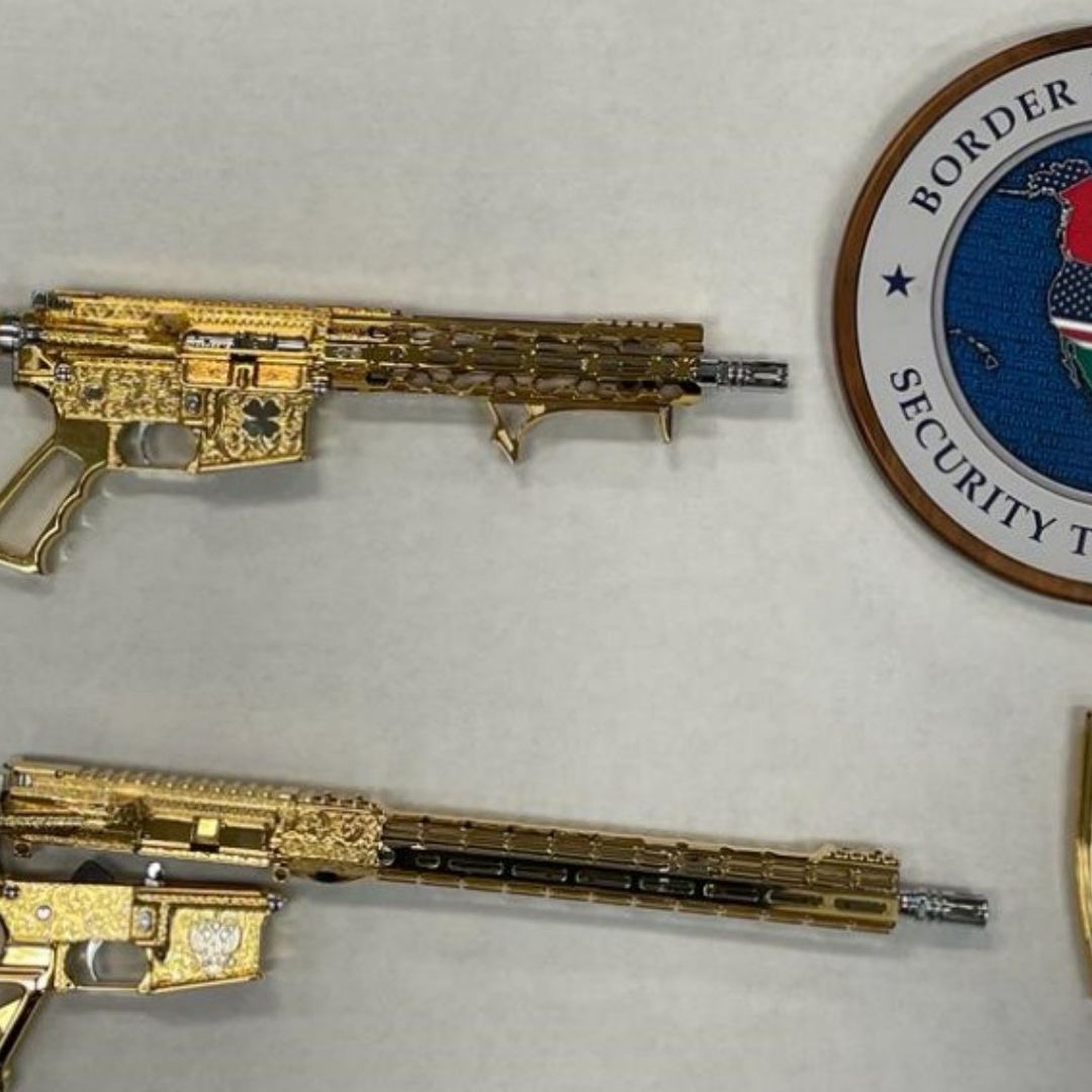 Rifles AR-15 chapados en oro decomisados al cártel de los Beltrán Leyva