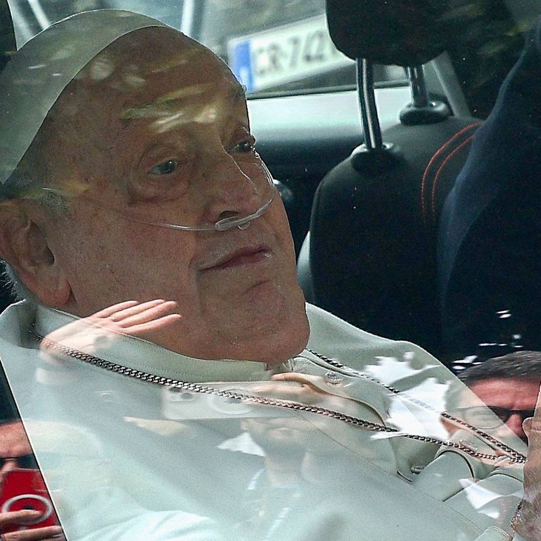 Papa Francisco a su salida del Hospital Gemelli