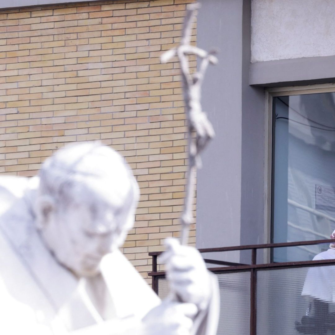 Papa Francisco reaparece en público luego de más de un mes hospitalizado