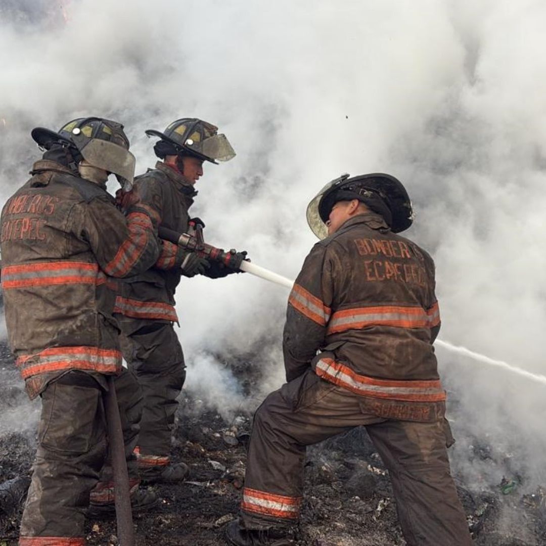 Bomberos combaten incendio en el basurero de Chiconautla