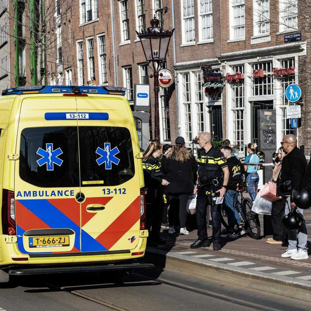 Servicios de emergencia atienden a las víctimas del apuñalamiento en Ámsterdam