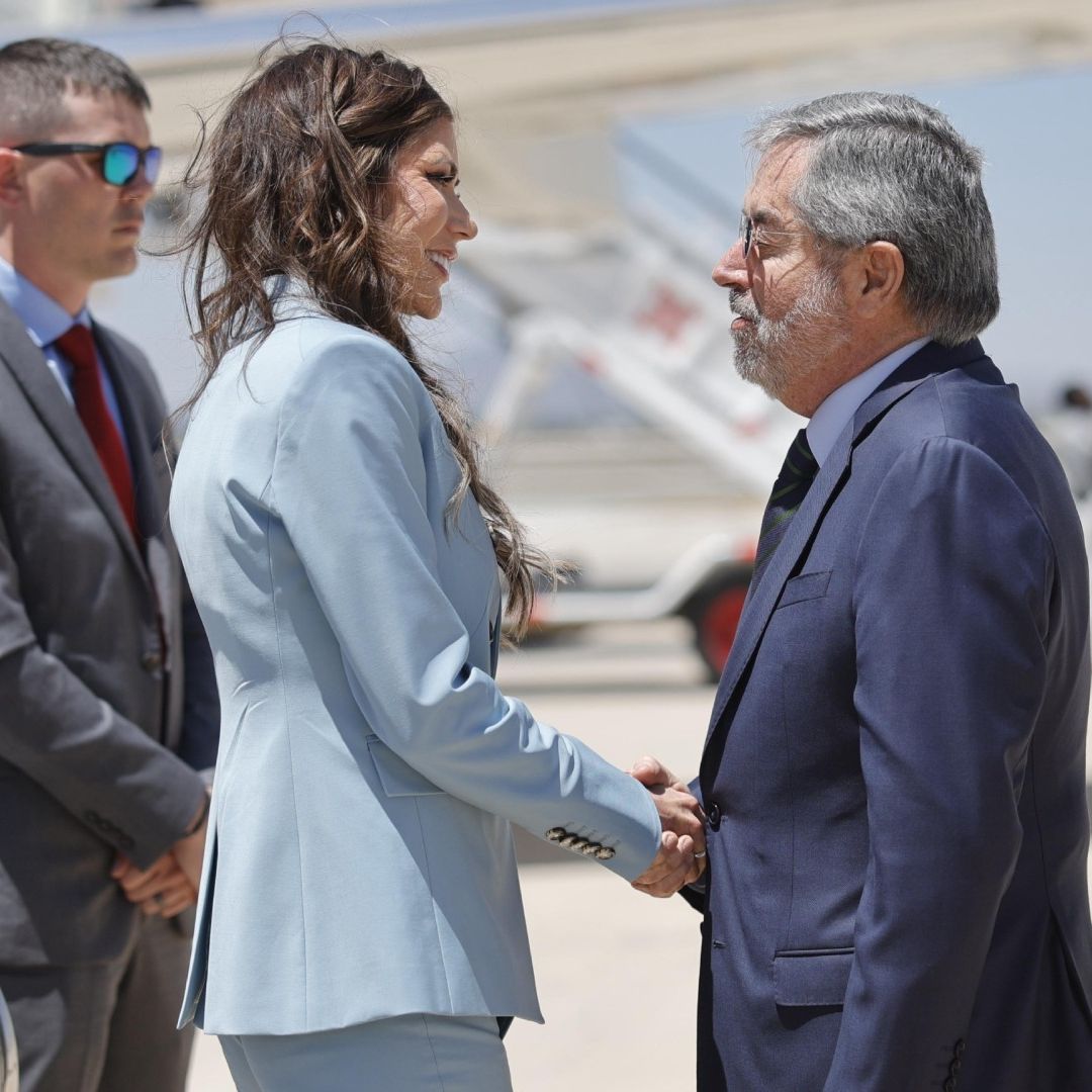 Juan Ramón de la Fuente recibie a Kristi Noem, secretaria de Seguridad Nacional de Estados Unidos, en el AIFA