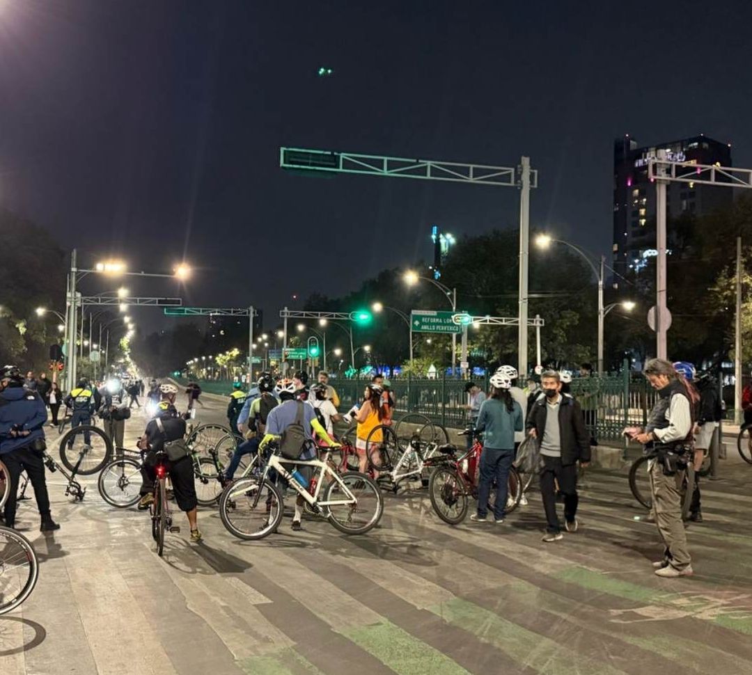 Ciclistas Cierran Avenida Reforma, A la Altura de la Estela de Luz, ¿Qué es lo Que Piden?