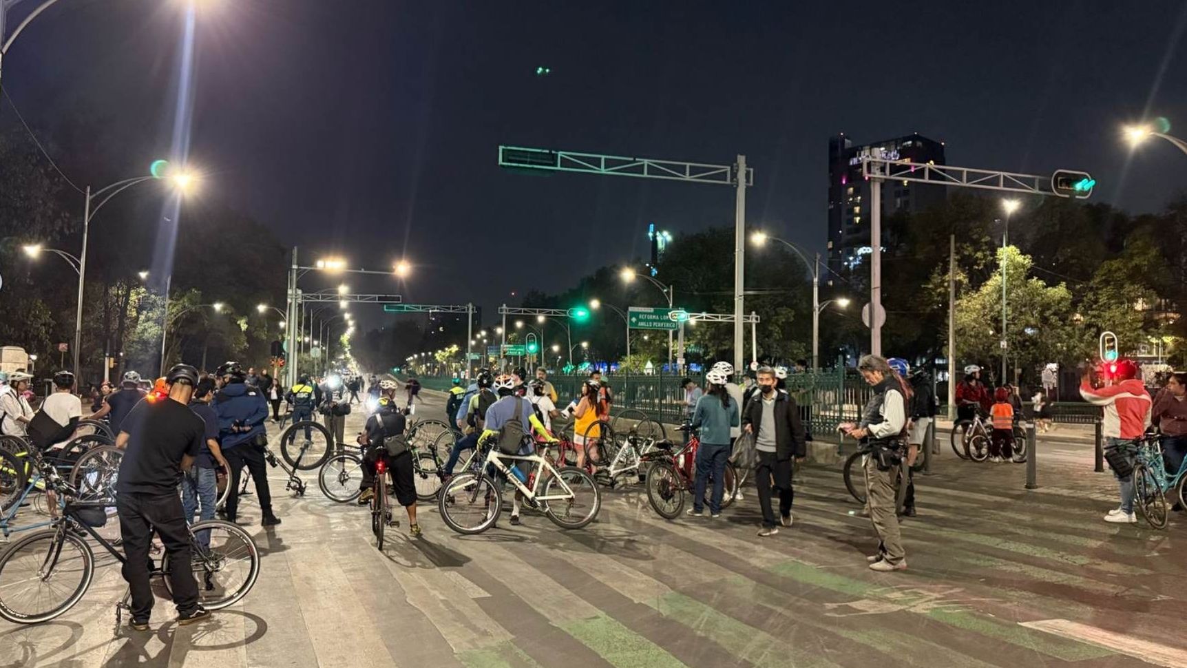 Ciclistas Cierran Avenida Reforma, A la Altura de la Estela de Luz, ¿Qué es lo Que Piden?