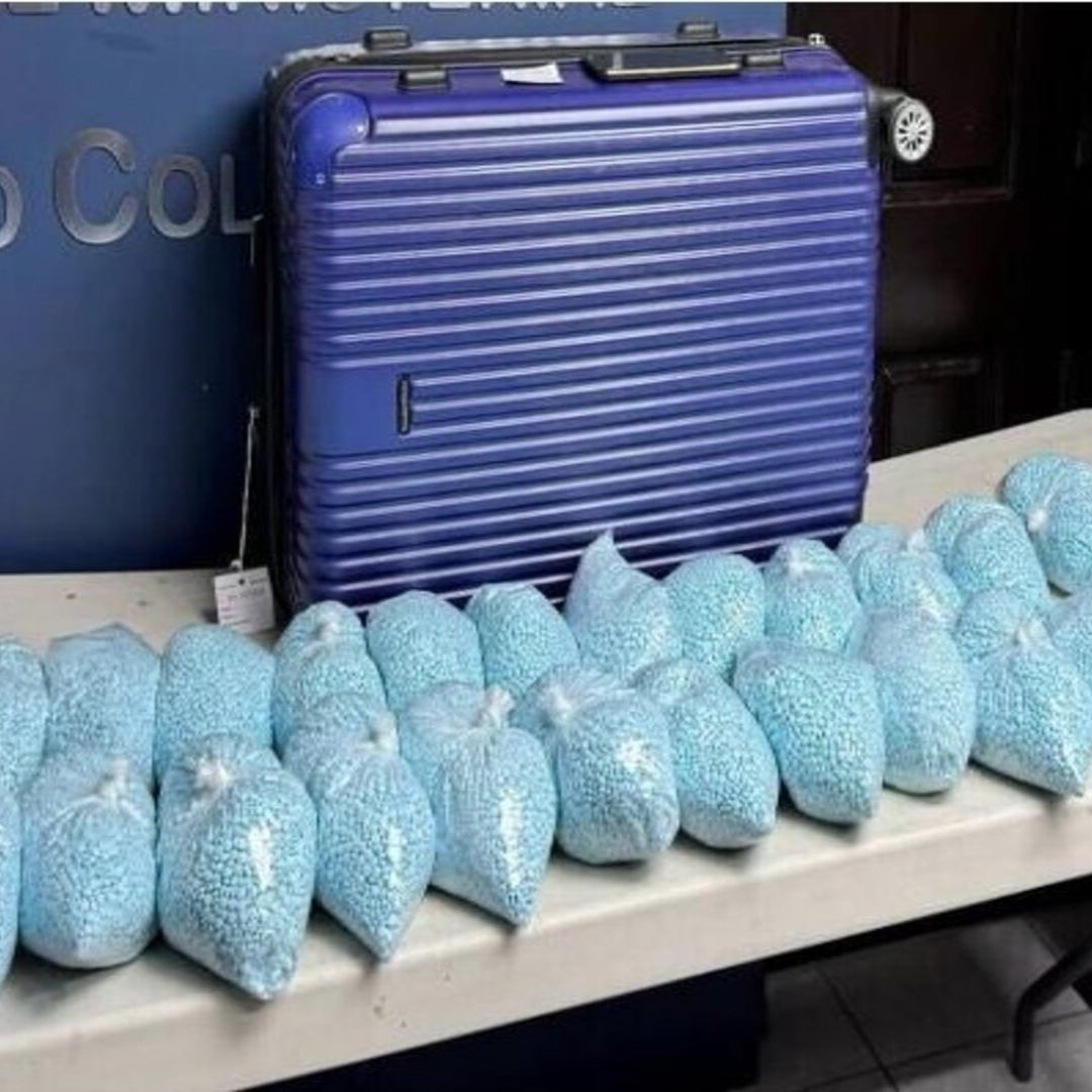 Detienen a Hombre con Casi 300 Mil Pastillas de Fentanilo Escondidas en una Maleta