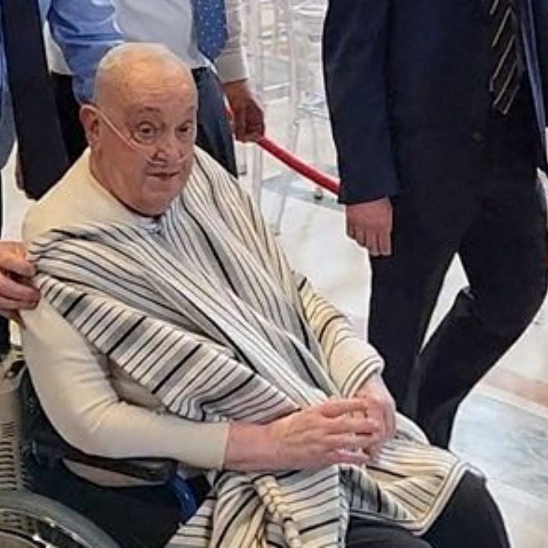 El papa Francisco sorprendió al presentarse sin indumentaria eclesiástica