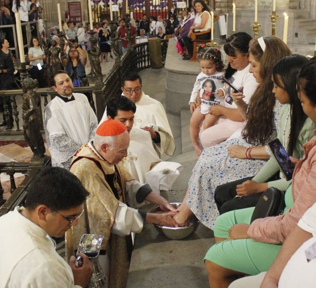 Por Primera Vez, Arzobispo Lava los Pies a Madres Buscadoras y Migrantes en Jueves Santo