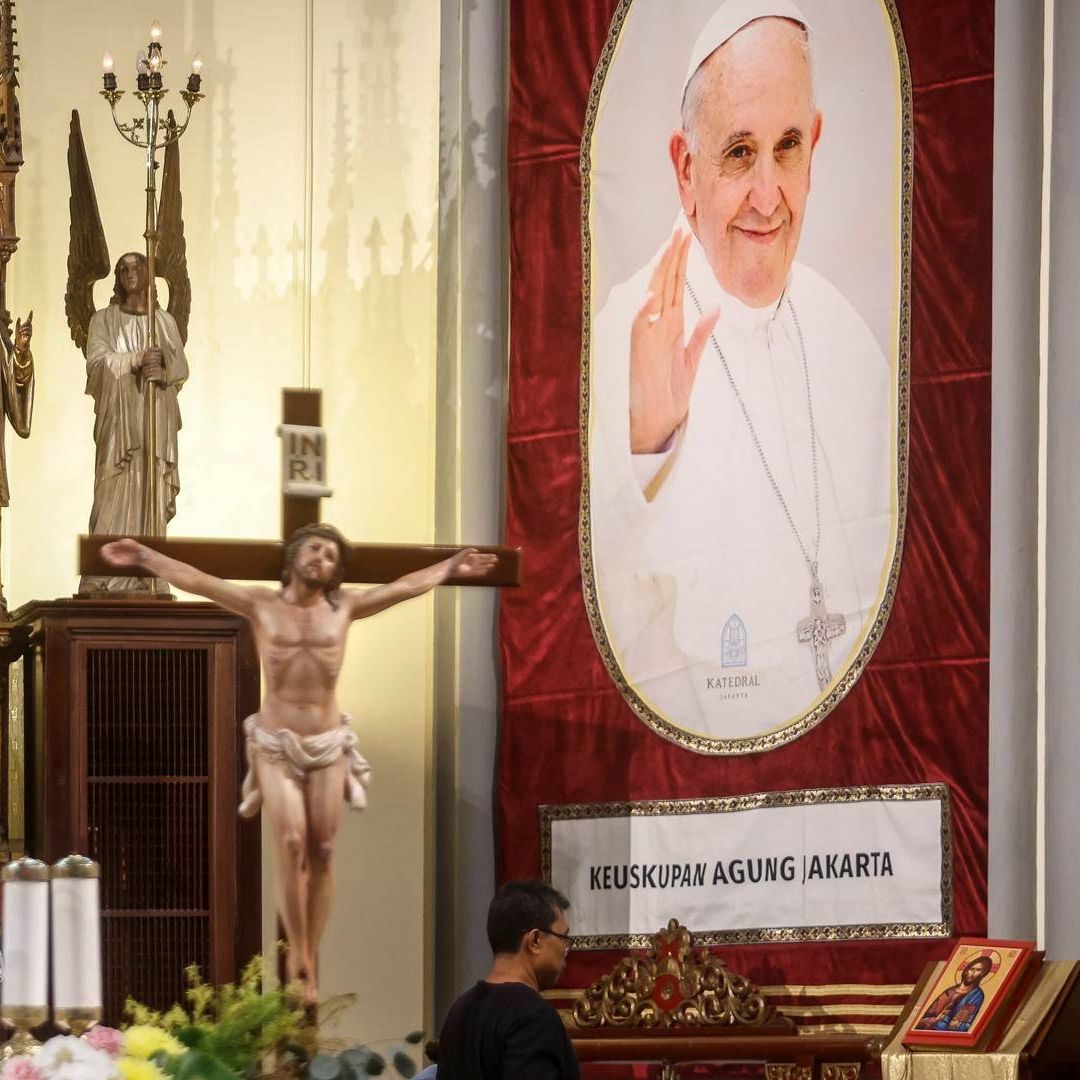 Imagen del Papa Francisco en Catedral de Nuestra Señora de la Asunción en Yakarta. Foto: EFE