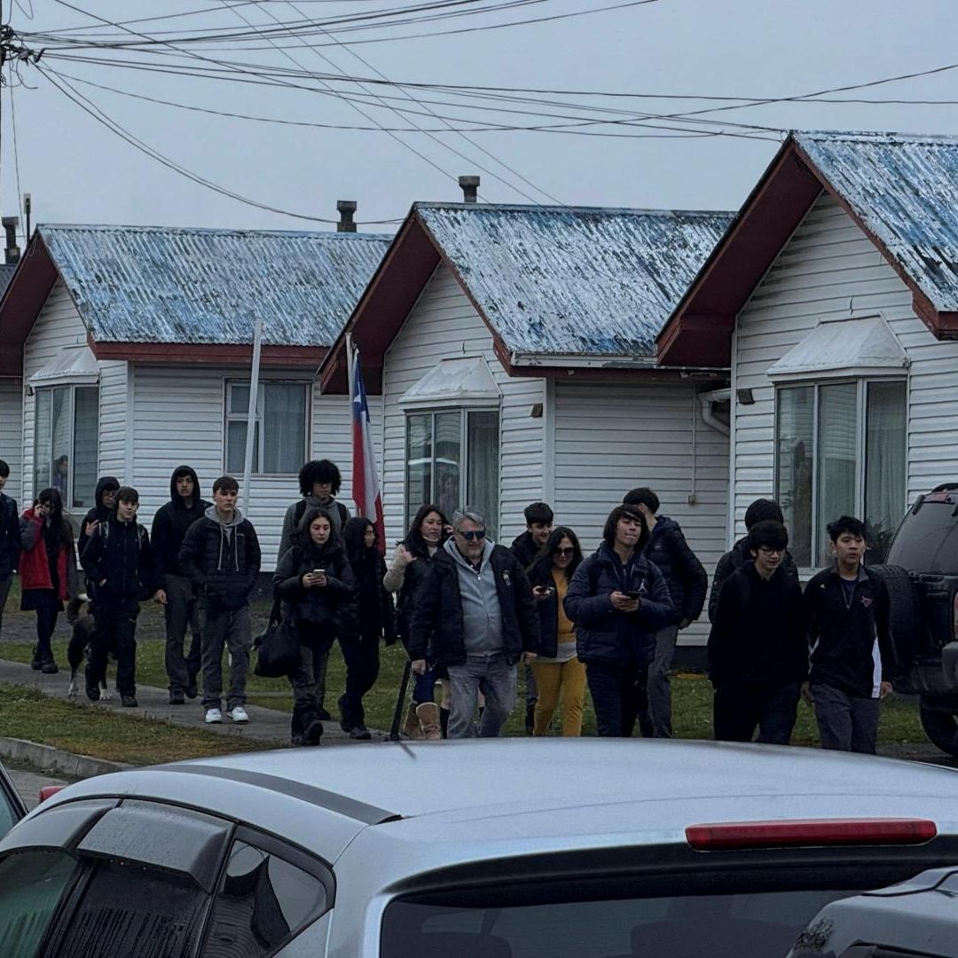 Cientos de personas desalojan la zona sur de Chile por la alerta de tsunami, luego del terremoto