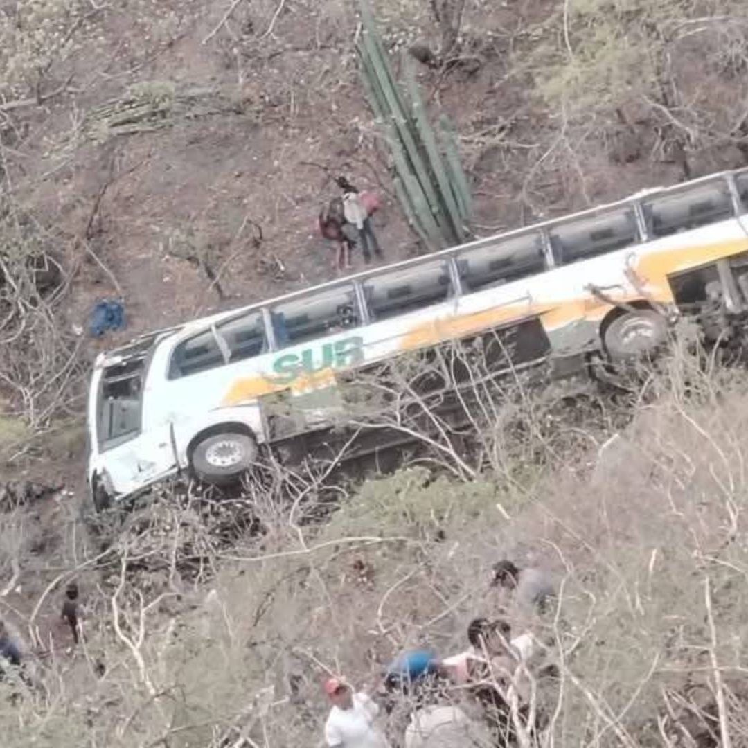 Volcadura de Autobús Línea Sur con 40 Pasajeros en Barranco de Tehuitzingo, Puebla
