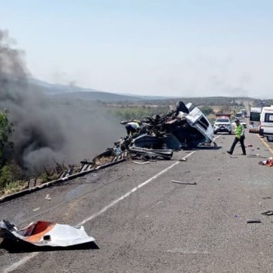 Accidente en la Autopista Cuacnopalan-Oaxaca Deja Ocho Muertos; Carambola Autobús, Pipa y Camioneta