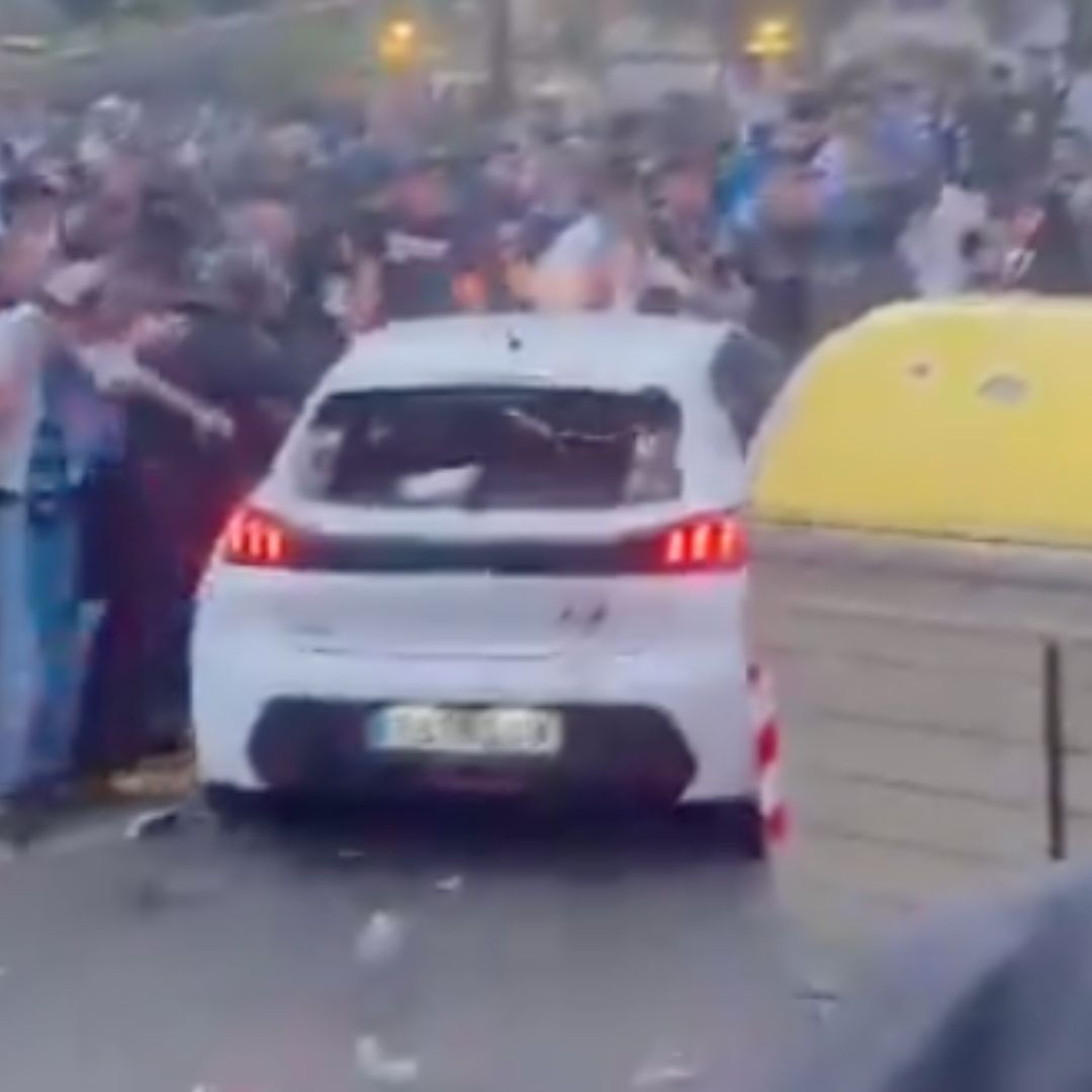 momento en que auto atropella a personas