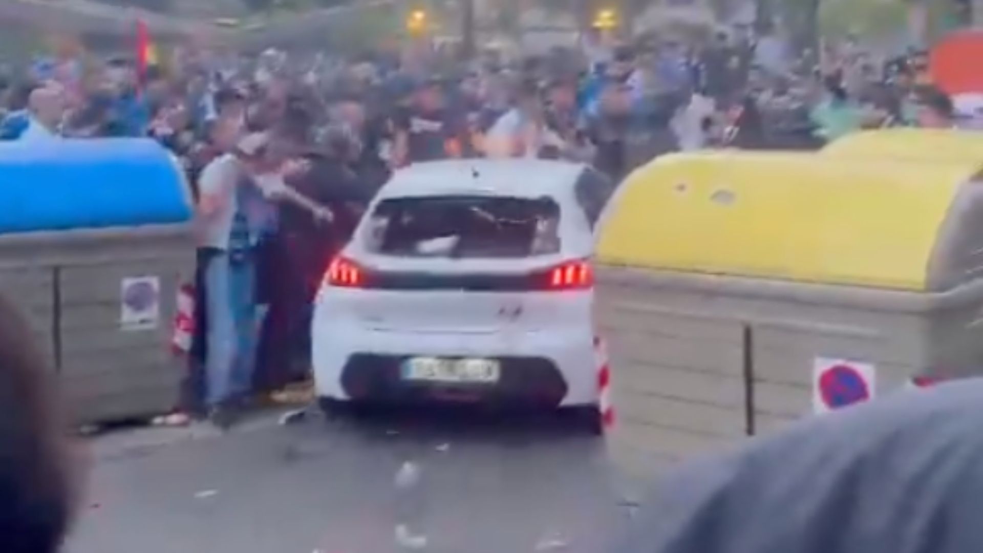momento en que auto atropella a personas