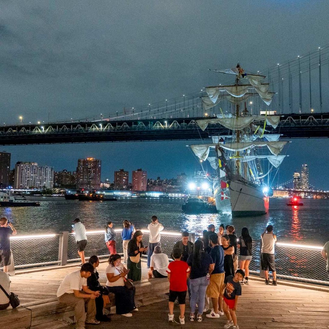 Choque del buque escuela Cuauhtémoc contra el puente de Brooklyn, en Nueva York