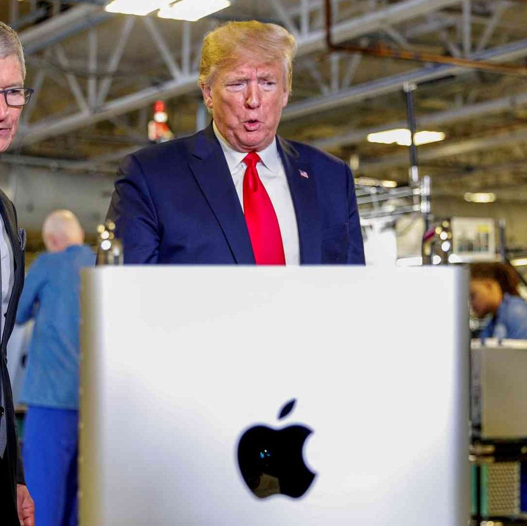 Donald Trump, presidente de EUA, en fábrica de Apple en Texas.