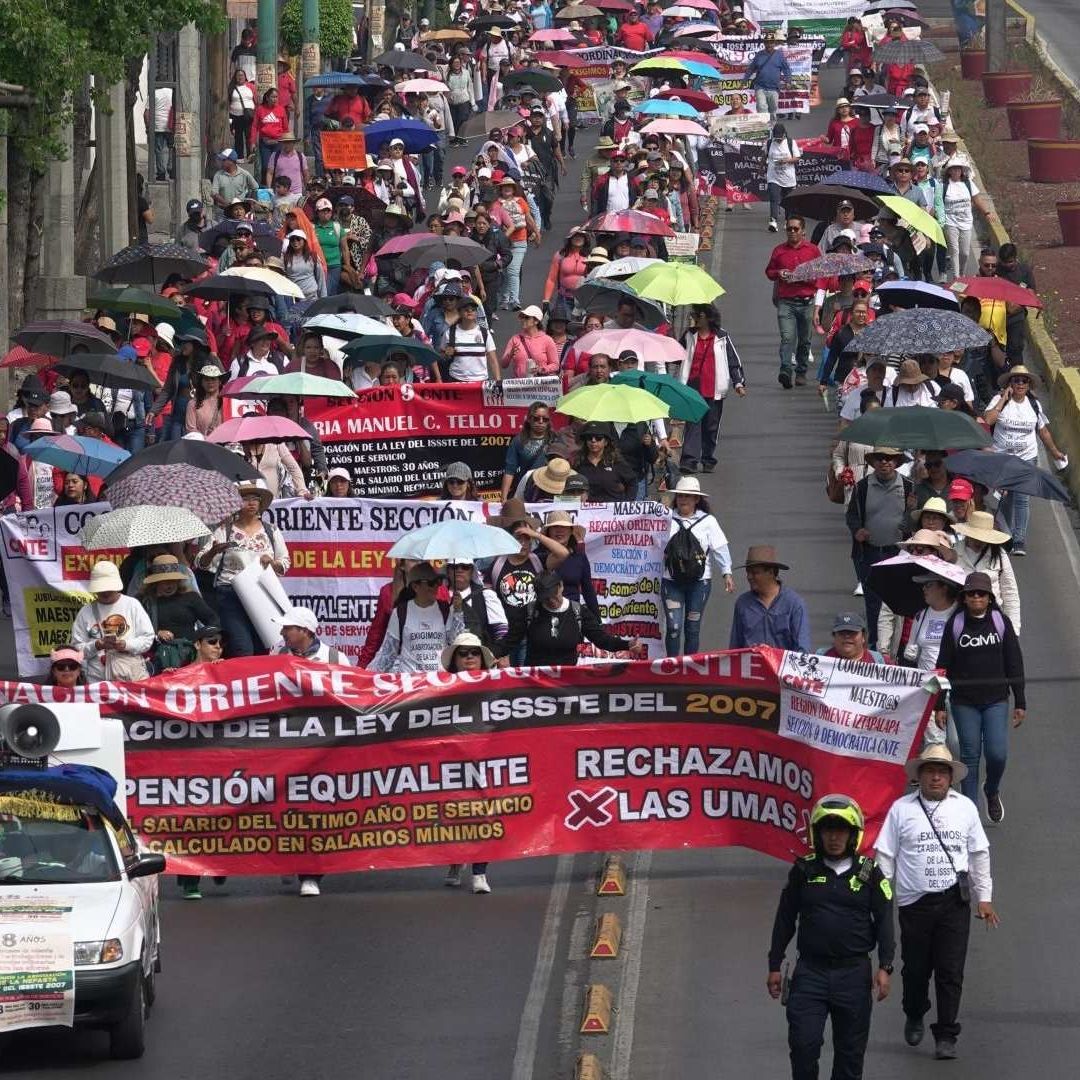 Marcha de maestros de la CNTE en inmediaciones del AICM hoy, 23 de mayo de 2025