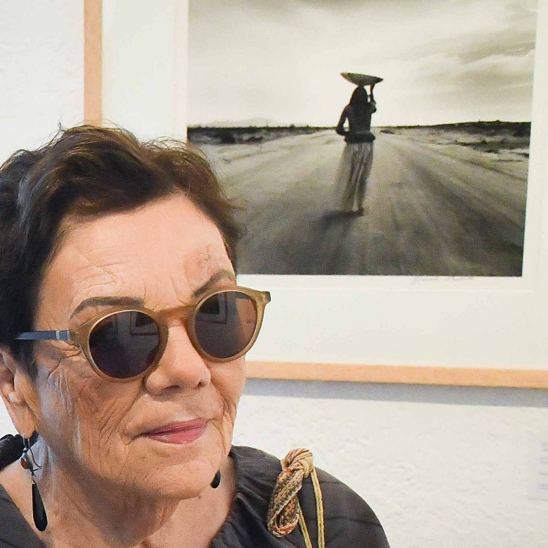 Graciela Iturbide durante inauguración de su exposición "Los que viven en la arena. Graciela Iturbide y el pueblo Comcáac"
