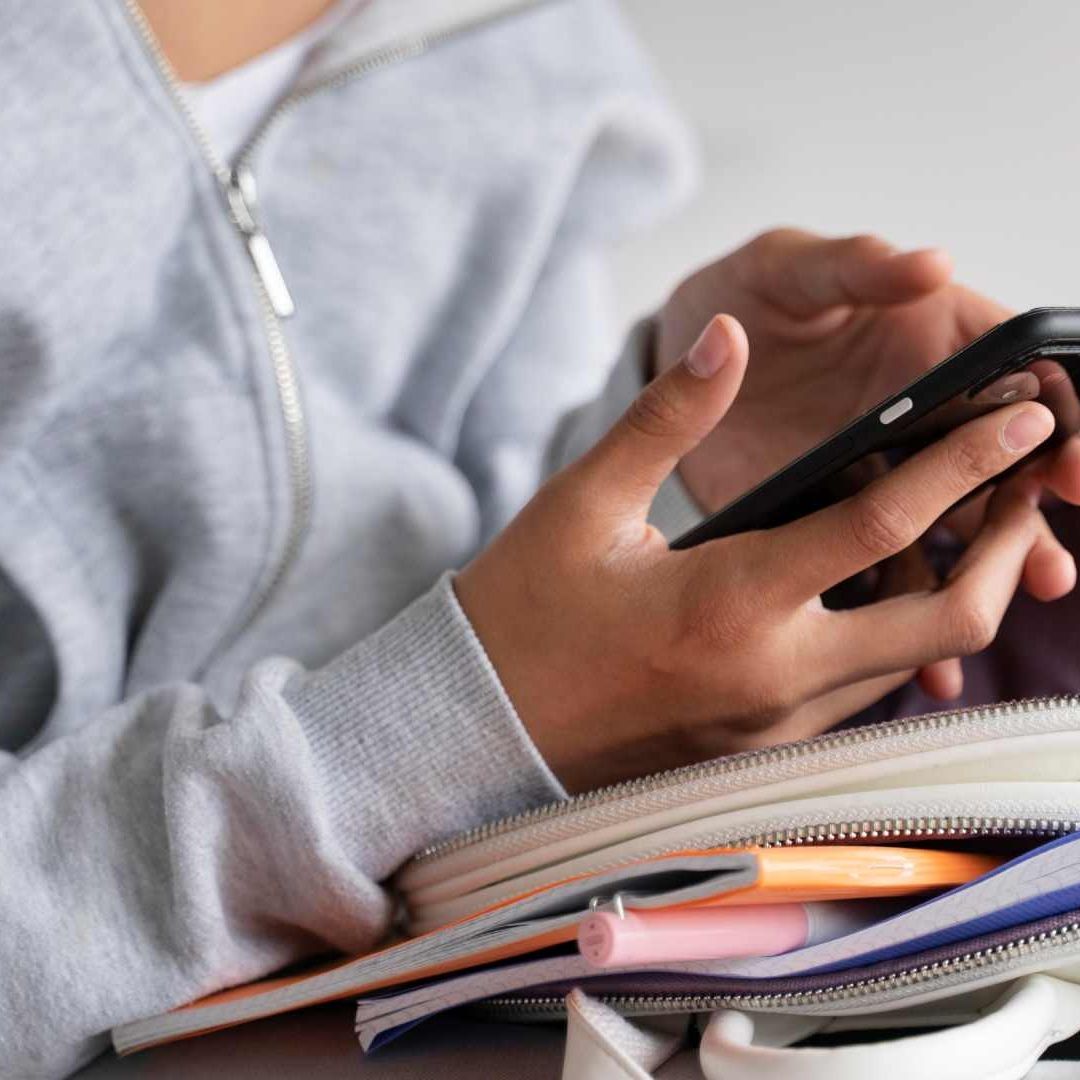 Perú Prohíbe Uso de Celulares en Escuelas para Mejorar Calificación de Estudiantes