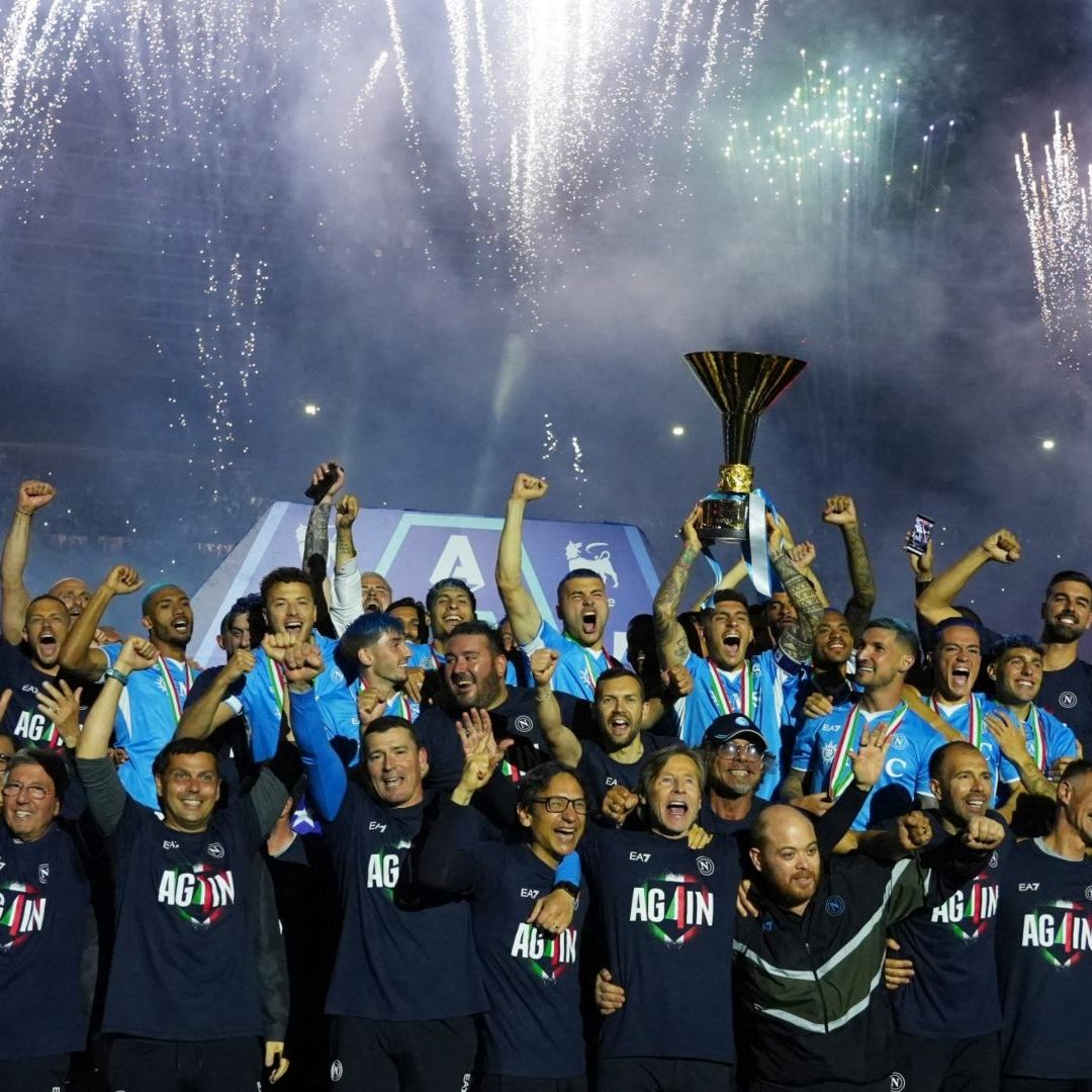 El Napoli levantó el trofeó de campeón del futbol italiano en su casa, el Estadio Diego Armando Maradona.