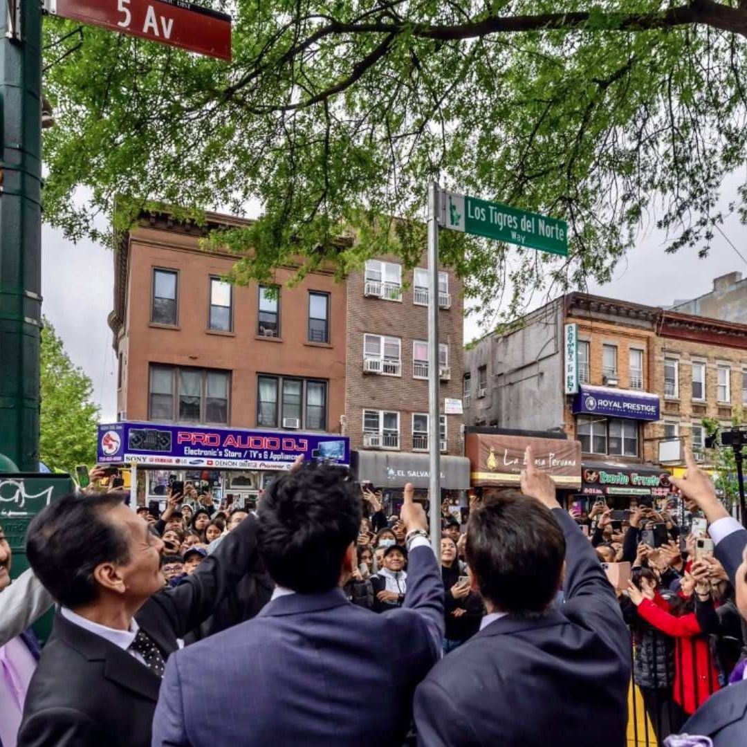¡Jefe de Jefes! Tigres del Norte Tienen su Propia Calle en Brooklyn, Nueva York