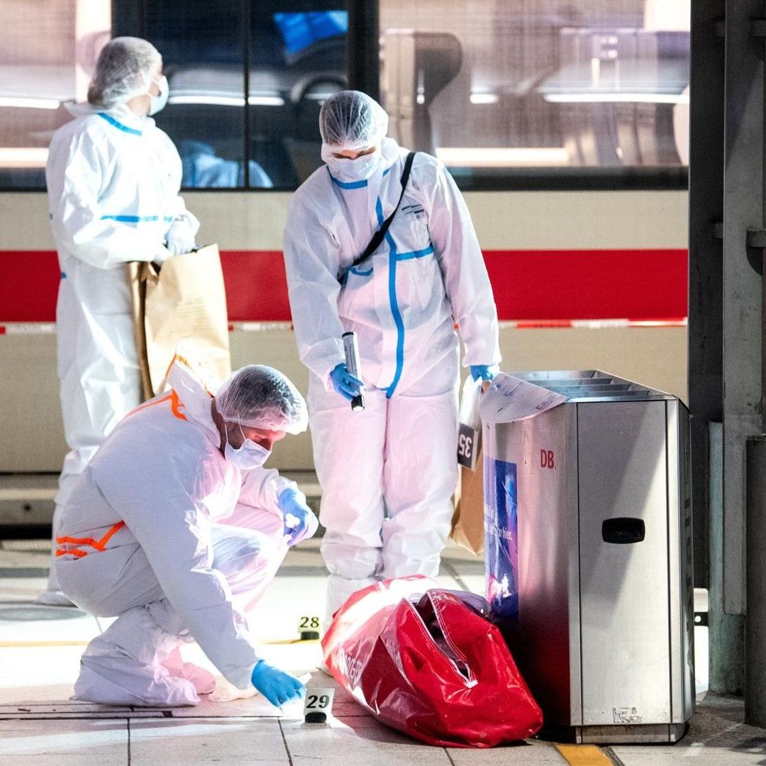 Peritos recaban evidencias luego de un ataque con cuchillo en la estación de trenes de Hamburgo.