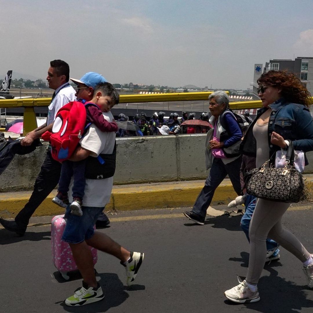 Esta recomendación se produce un día después de que maestros de la CNTE mantuvieran un bloqueo en el principal aeropuerto del país.