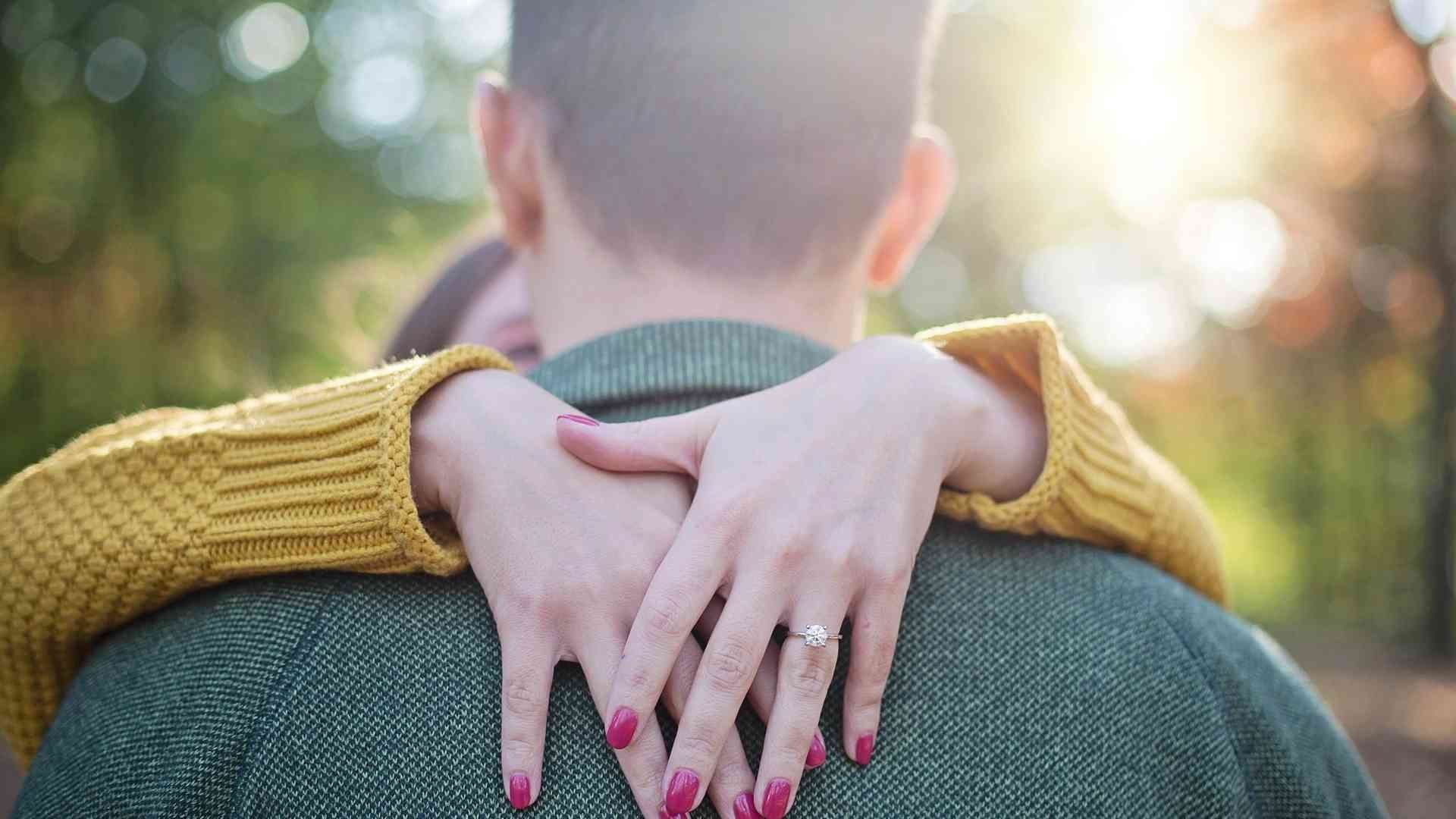 ¿Qué Hace Inolvidable al Primer Amor?