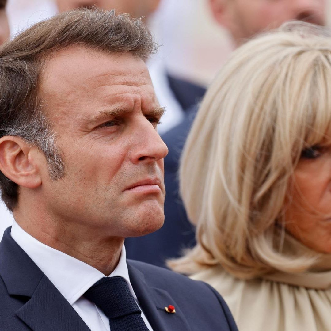 Emmanuel Macron y Brigitte Macron en ceremonia en Vietnam
