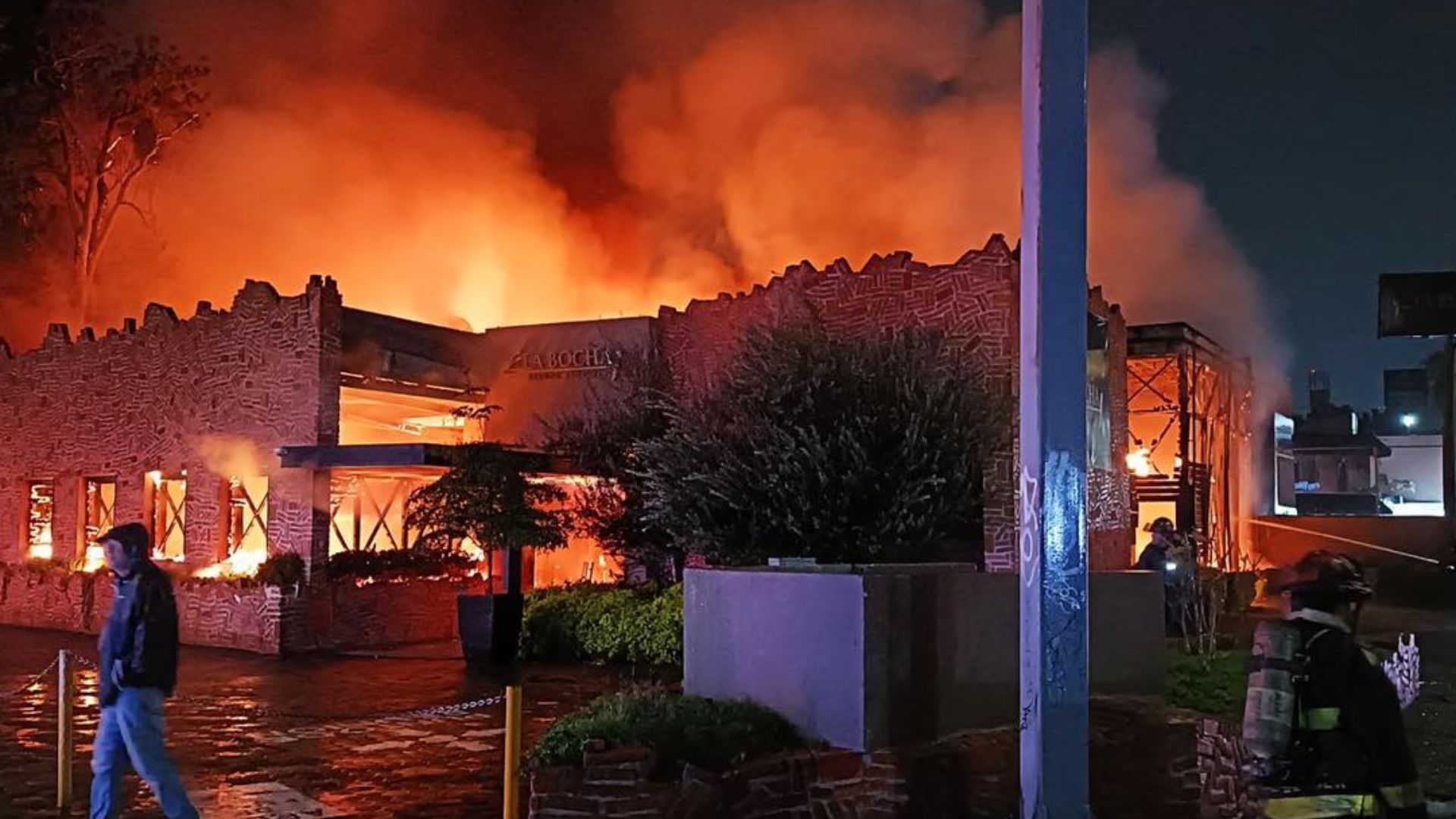 Voraz Incendio Consumió Restaurante de Querétaro