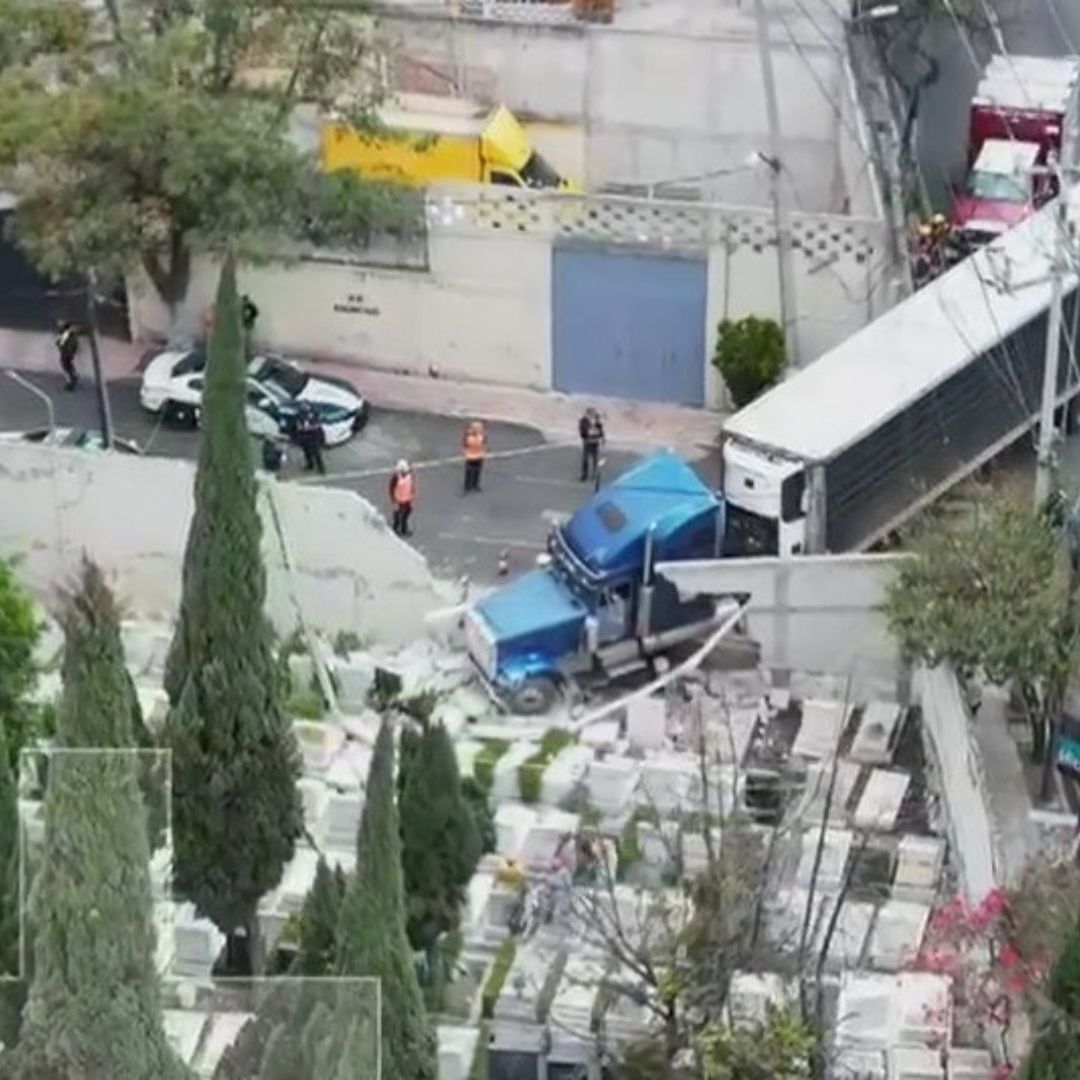 Así quedó el tráiler, entre las tumbas del Panteón Israelita