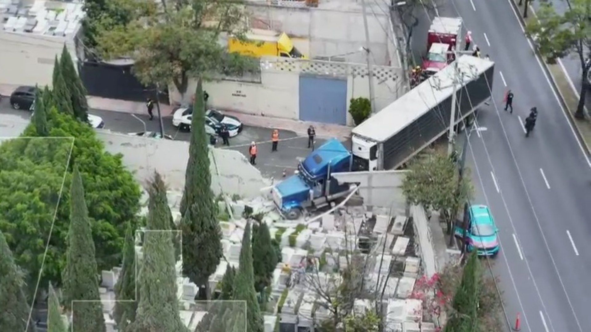 Así quedó el tráiler, entre las tumbas del Panteón Israelita