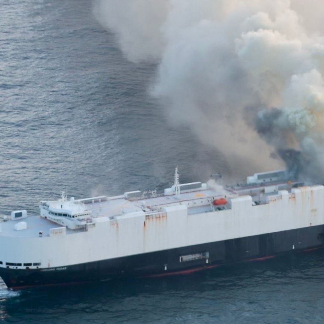 Se Incendia Buque de Carga con 3 Mil Vehículos en Alaska; Iba Hacia México
