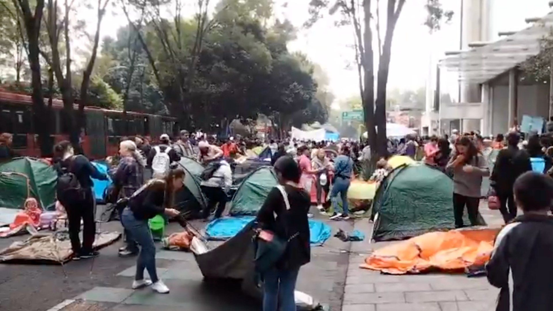 Manifestantes instalan plantón sobre Insurgentes