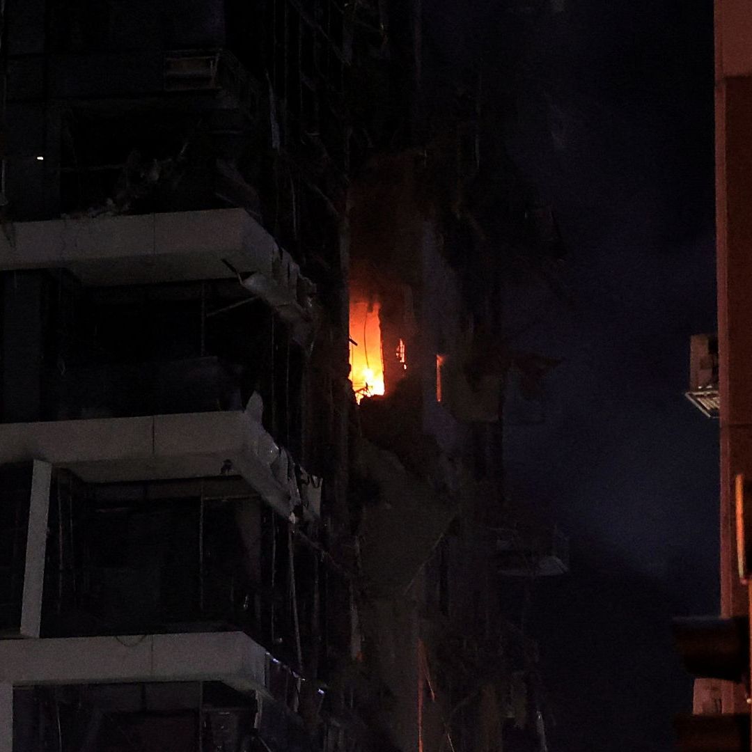 Incendio en un edificio en el lugar del impacto luego de ataque con misiles iraníes contra Israel, en Tel Aviv