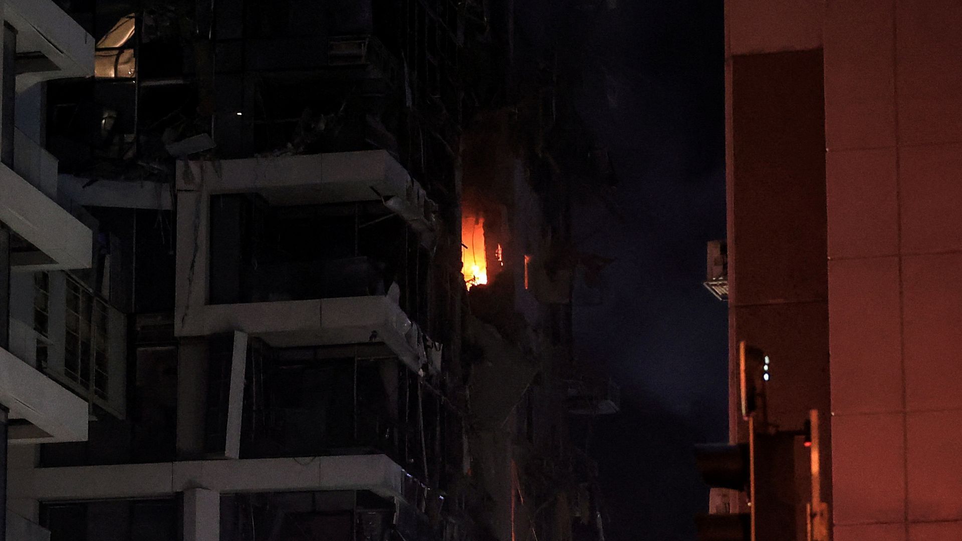 Incendio en un edificio en el lugar del impacto luego de ataque con misiles iraníes contra Israel, en Tel Aviv