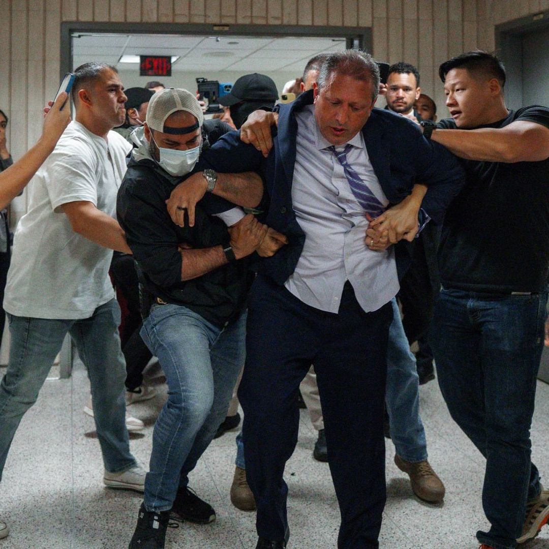 Arrestan a Candidato a Alcalde de Nueva York Mientras Visitaba Tribunal Migratorio