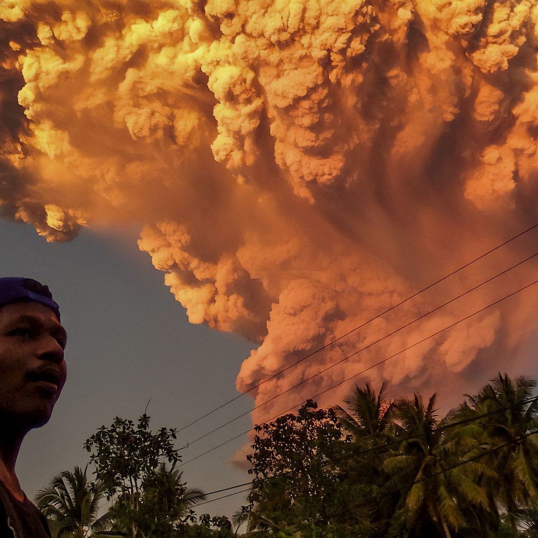 Hace erupción el volcán Lewotobi Laki-laki en la Isla de Flores en Indonesia