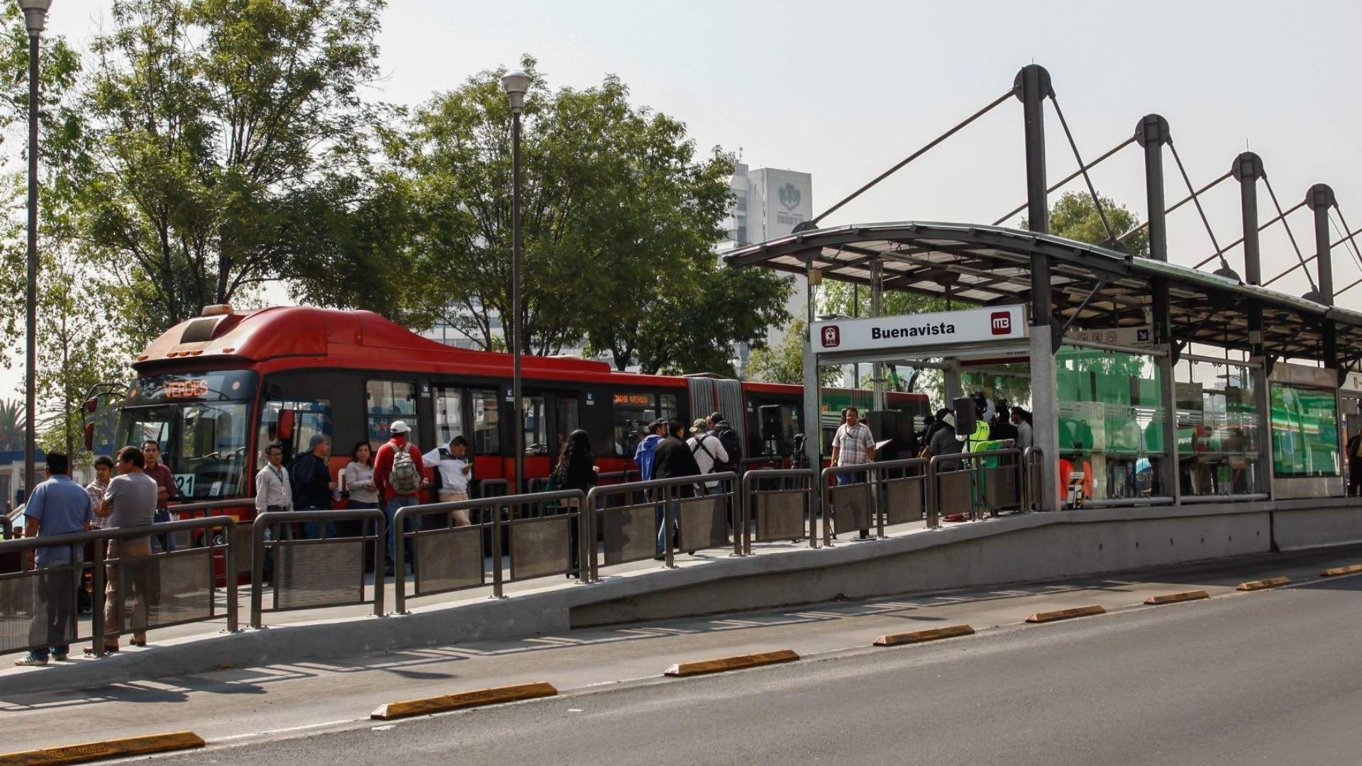 El pasajero murió a bordo de una unidad del Metrobús en la estación Buenavista, Línea 1
