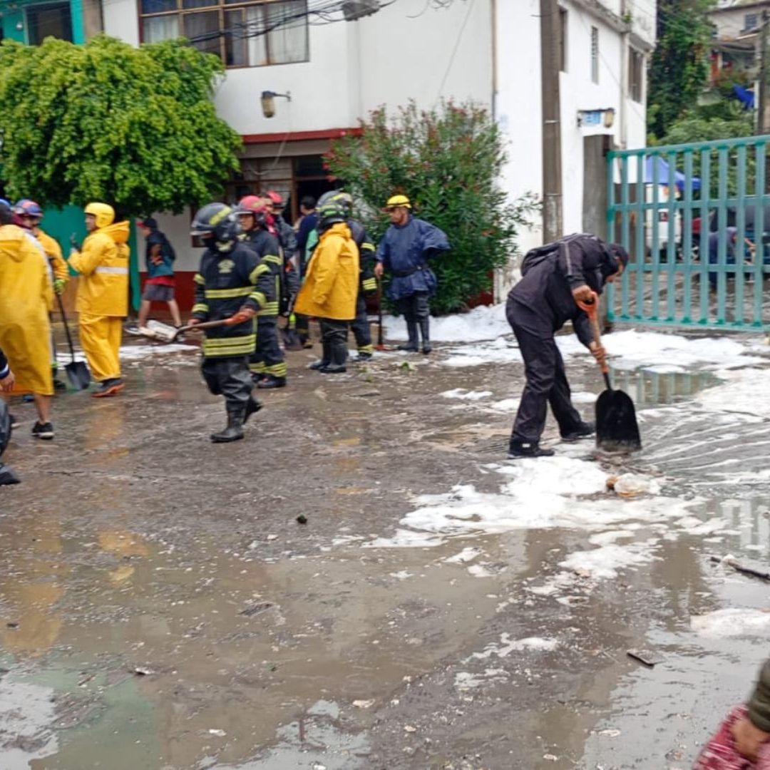 Las inundaciones en las calles fueron a causa de la fuerte lluvia.