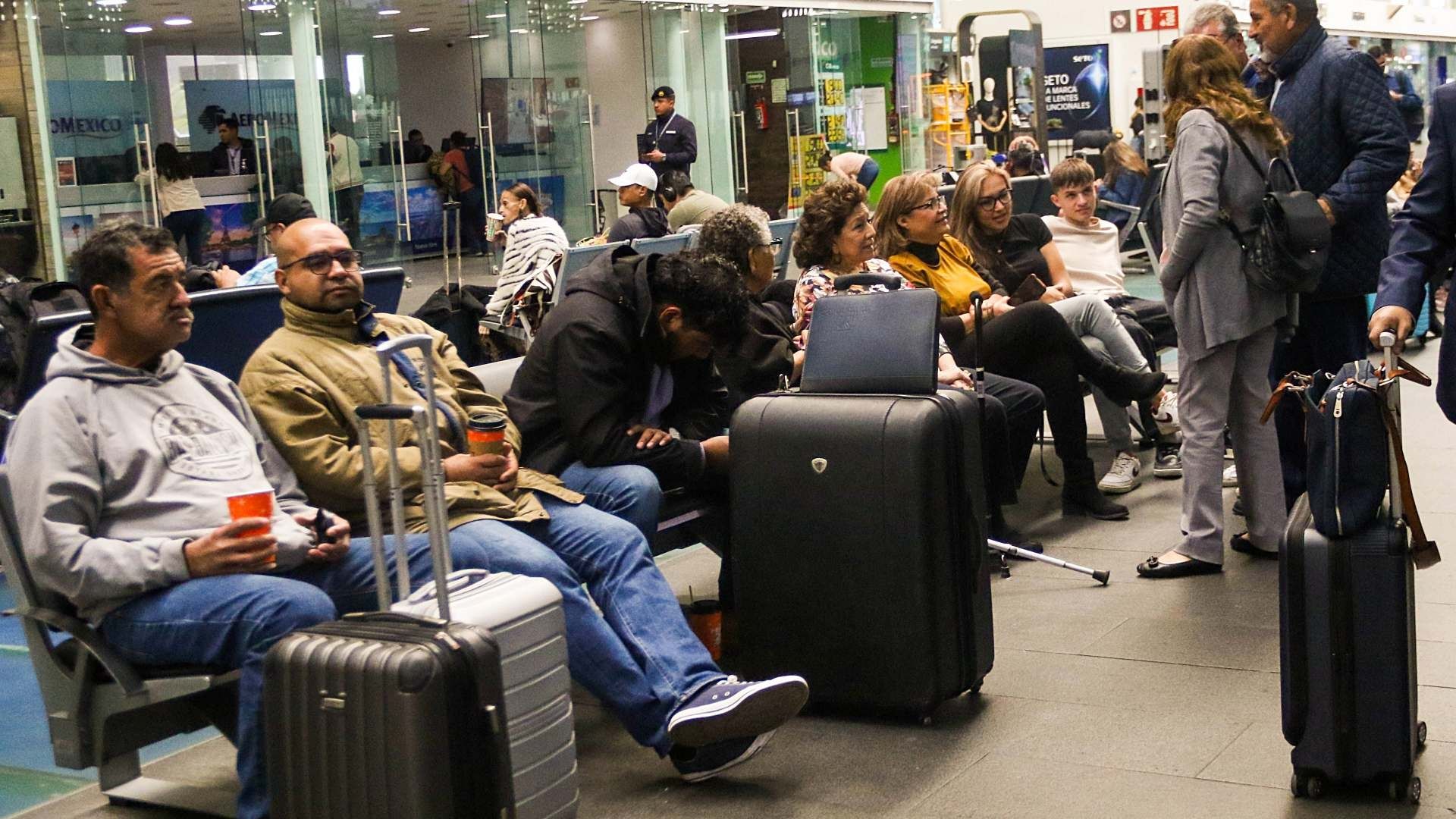 Usuarios del AICM esperan su vuelo en diciembre de 2024