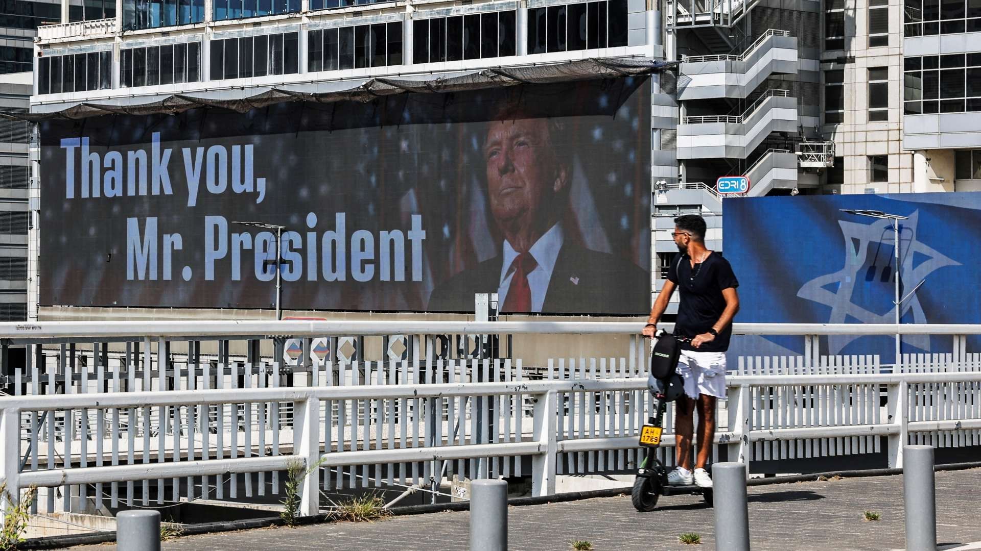 Imagen de Trump en anuncio en Tel Aviv, Israel