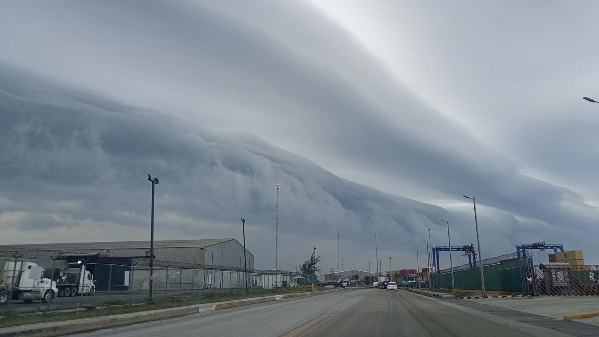 Enorme Nube 'Shelf Cloud' Cubre el Cielo de Tampico y Ciudad Madero ¿Qué Significa?