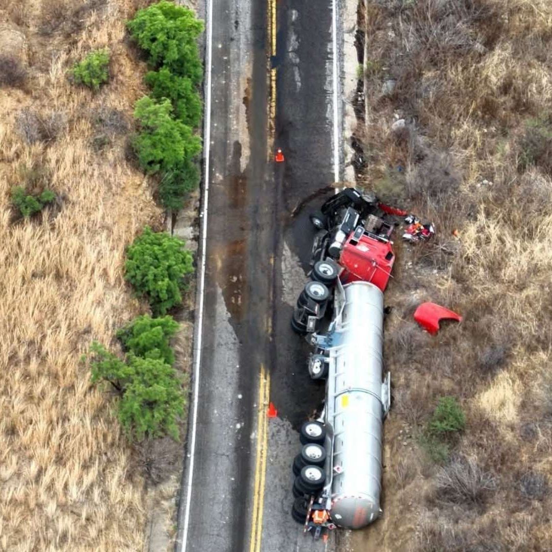 Cierran Carretera Moctezuma - Mazocahui por Volcamiento de Pipa con Material Tóxico
