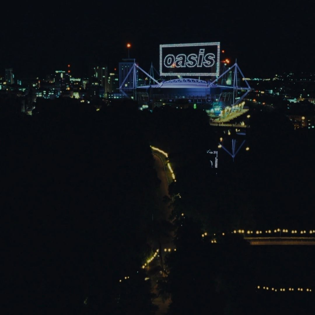 Drones crean logo de Oasis en Cardiff
