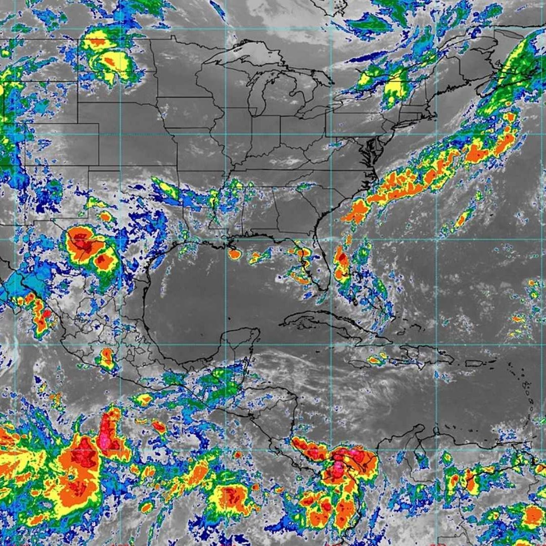 Imagen de satélite de fenómenos meteorológicos en Pacífico y Atlántico