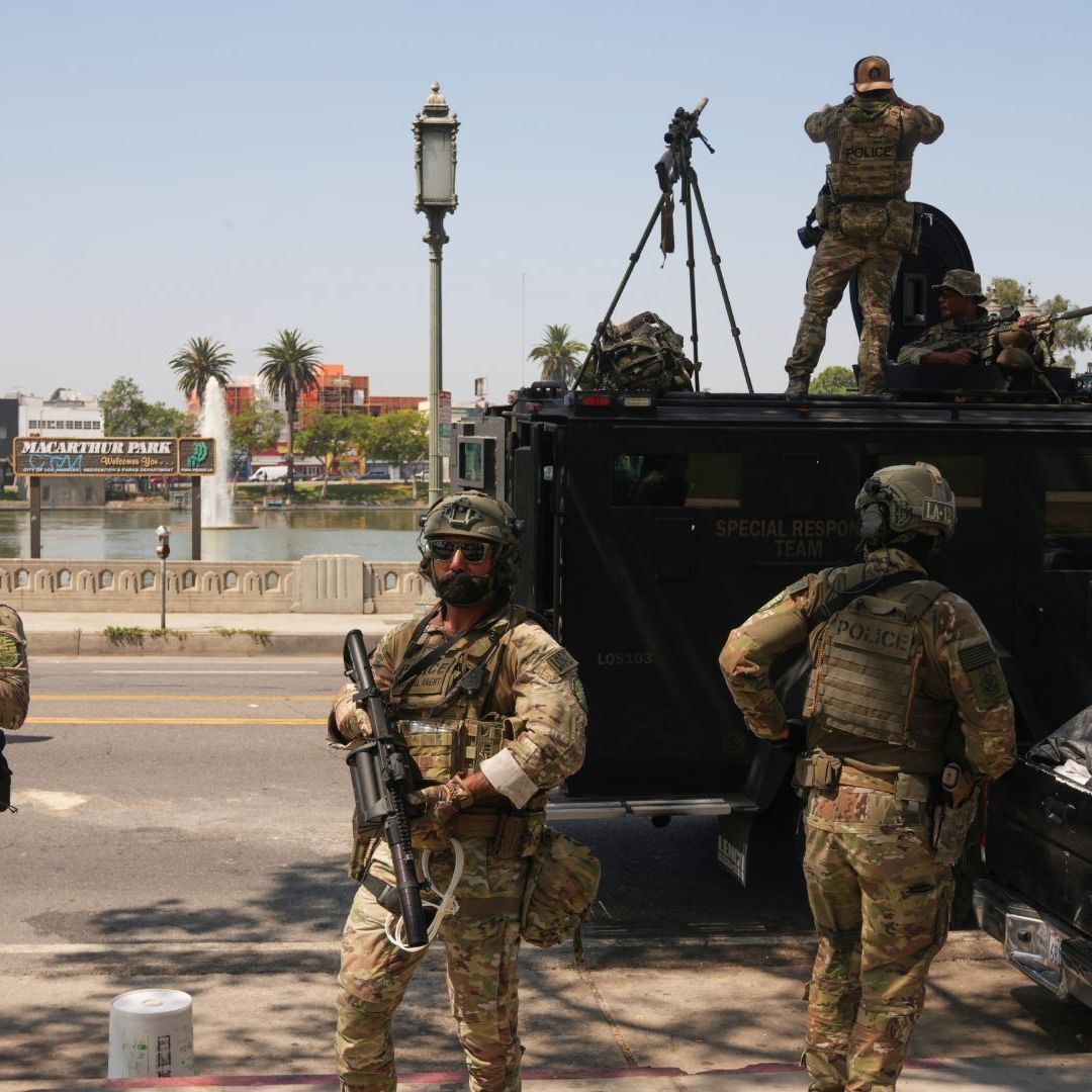 Las imágenes difundidas muestran a grupos de militares y agentes armados.