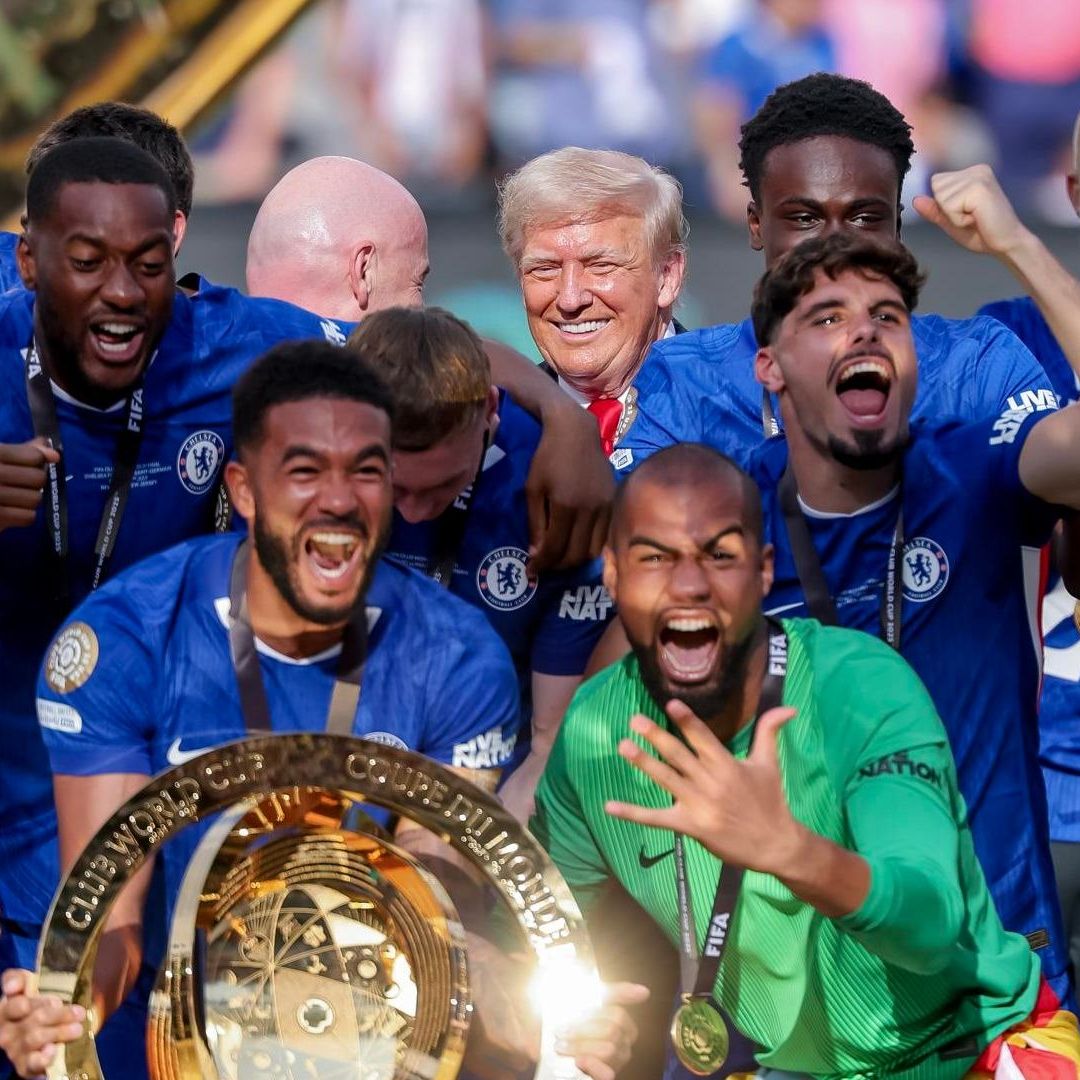 Trump rompe protocolo y celebra con Chelsea.
