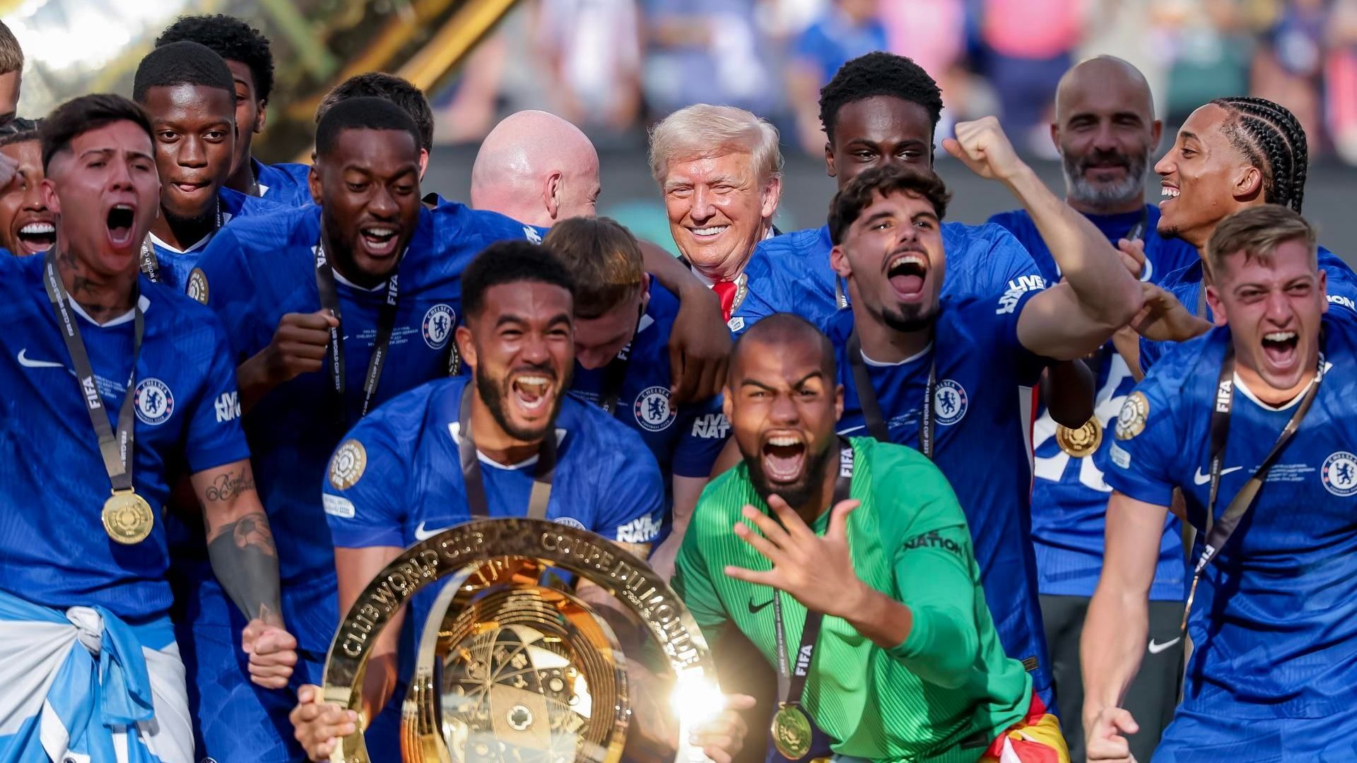 Trump rompe protocolo y celebra con Chelsea.